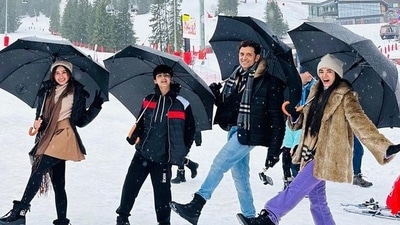 Hrithik Roshan with Saba Azad and his family on Christmas. Hrithik Roshan with Saba Azad and his family on Christmas.