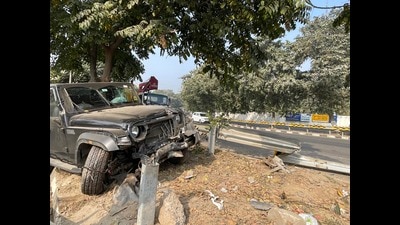 Lovely, the car owner and a Zirakpur-based businessman, said that due to dense fog, he failed to see the divider after which his Mahindra Thar climbed the divider at the deadly ‘S’ curve near Mata Sunder Kaur gurdwara in Sector 70. (HT PHOTO) Lovely, the car owner and a Zirakpur-based businessman, said that due to dense fog, he failed to see the divider after which his Mahindra Thar climbed the divider at the deadly ‘S’ curve near Mata Sunder Kaur gurdwara in Sector 70. (HT PHOTO)