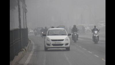 Low visibility in Patna on Monday. (Santosh Kumar/HT Photo) Low visibility in Patna on Monday. (Santosh Kumar/HT Photo)