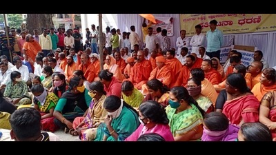 Members of the Lingayat community at a protest demanding the removal of the SJM Mutt’s administrator, on Monday. (HT Photo) Members of the Lingayat community at a protest demanding the removal of the SJM Mutt’s administrator, on Monday. (HT Photo)