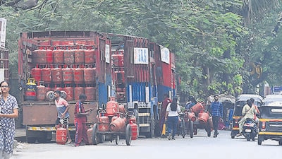 Mumbai, India - Dec 15, 2022 : Cylinder truck loaded on Road at Kandivali, in Mumbai, India, on Thursday, Dec 15, 2022. (Photo by Vijay Bate/HT Photo) Mumbai, India - Dec 15, 2022 : Cylinder truck loaded on Road at Kandivali, in Mumbai, India, on Thursday, Dec 15, 2022. (Photo by Vijay Bate/HT Photo)