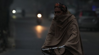 Delhi and parts of Northern India woke up to severe cold and dense fog as the temperature dropped on Monday morning. Drastic weather conditions are expected to prevail over the next few days. (PTI) Delhi and parts of Northern India woke up to severe cold and dense fog as the temperature dropped on Monday morning. Drastic weather conditions are expected to prevail over the next few days. (PTI)