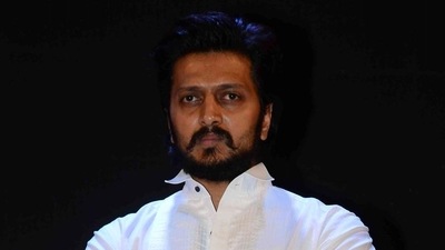 Riteish Deshmukh has apologised after a journalist claimed that his team misbehaved with media persons. (Viral Bhayani)
