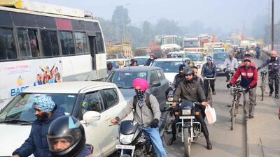 Traffic jam at Cheema Chowk due to ongoing repair work of the Dholewal bridge in Ludhiana. (Harvinder Singh/HT)
