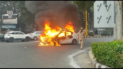 A car caught fire in the middle of the road in Delhi's ITO. (Hindustan Times) A car caught fire in the middle of the road in Delhi's ITO. (Hindustan Times)