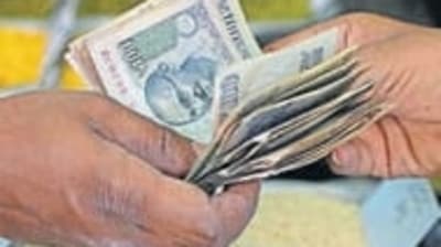 The police constable was demanding bribes from vehicles near the Uttar Pradesh-Bihar border. (AFP file photo)
