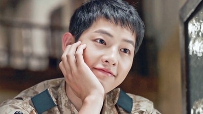 Song Joong Ki is reportedly dating a non-celebrity woman from Britain. Song Joong Ki is reportedly dating a non-celebrity woman from Britain.