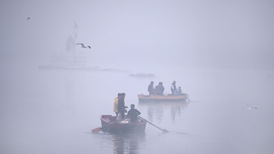 People ride paddle boats in the Yamuna river amid dense fog in New Delhi, on December 26. Mahesh Palawat, vice president at Skymet meteorology told HT that Delhi was likely to witness similar conditions, particularly during the night, in the next 24 hours as well, before temperatures begin to gradually rise from December 27 under the influence of a western disturbance.(Raj K Raj / HT Photo)