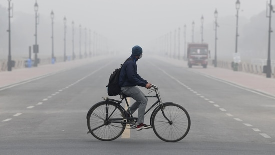 Haridwar in Uttar Pradesh witnessed dense fog as the minimum temperature remained below 10°Celsius.&nbsp;(ANI)