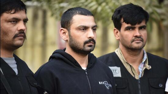 Gurugram, India-December 15: A team of Special Task Force (STF) produces the Gangster Vikas Lagarpuria in a district court near Mini Secretariate. Gangster Vikas Lagarpuria who is the prime accused in a multi-crore heist in Gurugram was arrested at Delhi's Indira Gandhi International airport; Several cases of murder, robbery, and extortion have been lodged against the gangster in Delhi and Haryana, in Gurugram, India, on Thursday, 15 December 2022. (Photo by Parveen Kumar/Hindustan Times)(pic to go with Debashish Karmakar's Story)