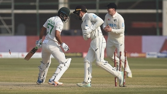New Zealand's Tom Blundell (R) stumps out Pakistan's Abdullah Shafique (L)(Getty)