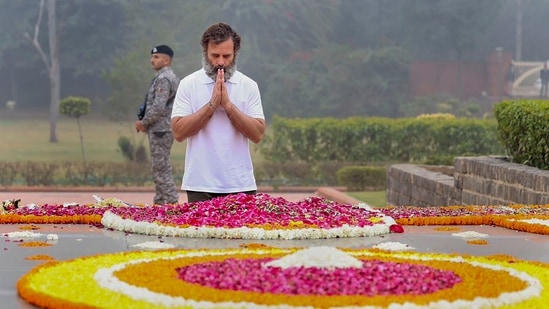 Congress leader Rahul Gandhi pays tribute to former prime minister Chaudhary Charan Singh at Kisan Ghat, in New Delhi, Monday.(PTI)