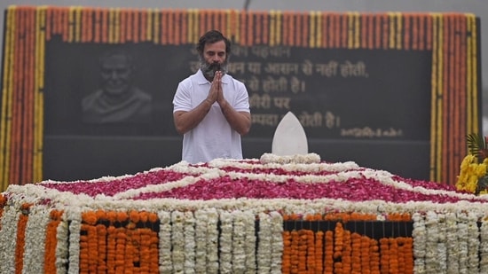 Congress leader Rahul Gandhi paying tribute to former PM Atal Bihari Vajpayee.(Raj K Raj/HT Photo)