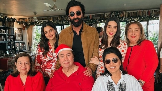 Alia Bhat clicks a photo with her husband Ranbir Kapoor and her in-laws, the Kapoor clan.&nbsp;(Instagram/@aliaabhatt)