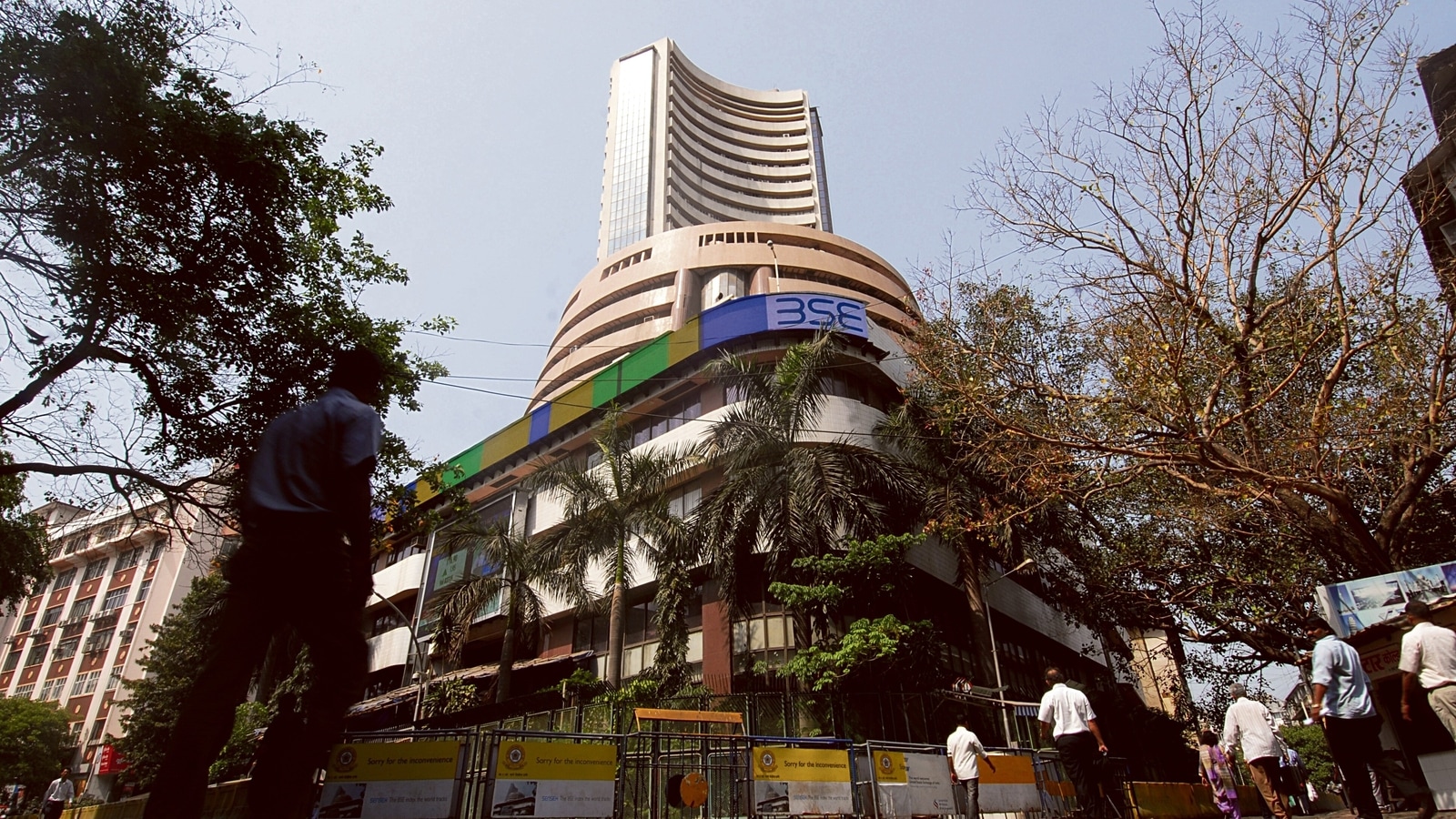 Sensex jumps over 300 points to close day at 60,927, Nifty settles at 18,132