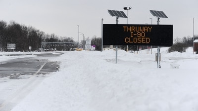 The New York State Thruway remained closed on December 26, in Hamburg, New York. According to the National Weather Service, up to 23 more centimeters of snow could fall in some areas through December 27, AP reported. (John Normile / Getty via AFP)