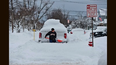 A man tries to dig his truck out of deep snow on December 26, 2022 (Getty Images via AFP)