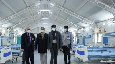Health Minister Mansukh Mandaviya takes stock of preparedness at a Delhi hospital.  (Twitter)