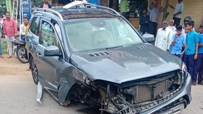 Mercedes-Benz SUV hit a divider while on the way to Mysuru from Bandipur (Twitter Photo)