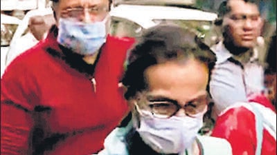 Mumbai, Dec 26 (ANI): Central Bureau of Investigation (CBI) officials produce former ICICI Bank MD and CEO Chanda Kochhar and her husband Deepak Kochhar before the CBI court in connection with an alleged ICICI Bank-Videocon loan fraud case, in Mumbai on Monday. (ANI Photo) (ANI) Mumbai, Dec 26 (ANI): Central Bureau of Investigation (CBI) officials produce former ICICI Bank MD and CEO Chanda Kochhar and her husband Deepak Kochhar before the CBI court in connection with an alleged ICICI Bank-Videocon loan fraud case, in Mumbai on Monday. (ANI Photo) (ANI)