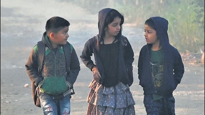 Mumbai, India - Dec 27, 2022 : Childrens walking in enveloped cold weather in Aarey Colony, at Goregaon, in Mumbai, India, on Tuesday, Dec 27, 2022. (Photo by Vijay Bate/HT Photo)