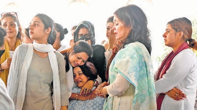 Mumbai, India - Dec 27, 2022 : Vanita Sharma, the mother of late TV actress Tunisha Sharma, during the last rites of her daughter at the crematorium ground, Mira Bhayandar, in Mumbai, India, on Tuesday, Dec 27, 2022. (Photo by Vijay Bate/HT Photo) Mumbai, India - Dec 27, 2022 : Vanita Sharma, the mother of late TV actress Tunisha Sharma, during the last rites of her daughter at the crematorium ground, Mira Bhayandar, in Mumbai, India, on Tuesday, Dec 27, 2022. (Photo by Vijay Bate/HT Photo)
