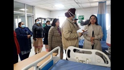 Officials conducting a mock drill to assess Covid preparedness at the Ludhiana civil hospital on Monday. (Harvinder Singh/HT) Officials conducting a mock drill to assess Covid preparedness at the Ludhiana civil hospital on Monday. (Harvinder Singh/HT)