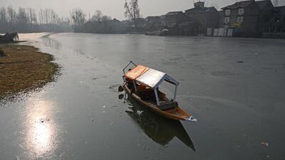 The meteorological (MeT) department has predicted snowfall over higher reaches of Kashmir valley from Tuesday night while the weather remained partly cloudy with plains of Jammu witnessing fog in the morning. (Waseem Andrabi /Hindustan Times) The meteorological (MeT) department has predicted snowfall over higher reaches of Kashmir valley from Tuesday night while the weather remained partly cloudy with plains of Jammu witnessing fog in the morning. (Waseem Andrabi /Hindustan Times)