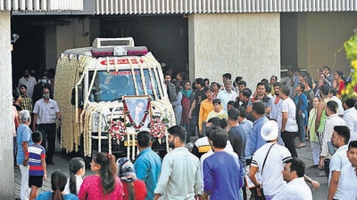 The mortal remains of Tunisha Sharma arrive at a crematorium at Mira Bhayandar in Mumbai on Tuesday. (Vijay Bate/HT photo) The mortal remains of Tunisha Sharma arrive at a crematorium at Mira Bhayandar in Mumbai on Tuesday. (Vijay Bate/HT photo)