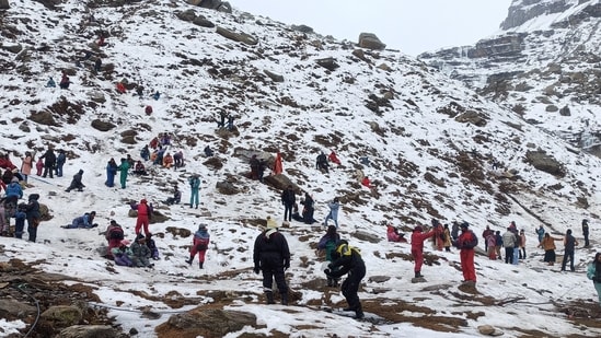Manav Verma, Superintendent of Police, Lahaul-Spiti district, on Monday said that 19,383 vehicles have entered and exited the tourist destinations in the region during the past 24 hours. (ANI)