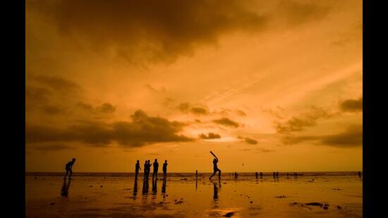 Howzzat! Children playing cricket at Juhu Beach, Mumbai. (Satyabrata Tripathy/HT Photo)