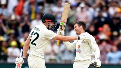 Australian batsman Alex Carey (R) celebrates scoring his century with teammate Cameron Green (L) on the third day of the second cricket Test match between Australia and South Africa at the MCG in Melbourne on December 28, 2022. (Photo by William WEST / AFP) / -- IMAGE RESTRICTED TO EDITORIAL USE - STRICTLY NO COMMERCIAL USE -- (AFP) Australian batsman Alex Carey (R) celebrates scoring his century with teammate Cameron Green (L) on the third day of the second cricket Test match between Australia and South Africa at the MCG in Melbourne on December 28, 2022. (Photo by William WEST / AFP) / -- IMAGE RESTRICTED TO EDITORIAL USE - STRICTLY NO COMMERCIAL USE -- (AFP)