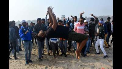 Revellers celebrating at Ganga Paar in Varanasi. (HT File) Revellers celebrating at Ganga Paar in Varanasi. (HT File)