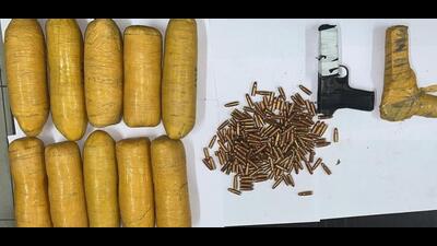 The 10-kg heroin, two pistols and cartridges recovered from the two smugglers caught by the Punjab Police’s counter-intelligence wing of Pathankot on Wednesday. (HT Photo) The 10-kg heroin, two pistols and cartridges recovered from the two smugglers caught by the Punjab Police’s counter-intelligence wing of Pathankot on Wednesday. (HT Photo)