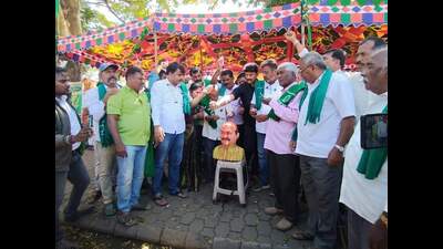 The farmers, who are protesting in front of the Vishweshwaraiah statue, are demanding a hike in the minimum support price for sugarcane and milk.