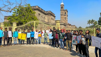To protest the fee hike, hostel accommodation and other issues faced by Savitribai Phule Pune University’s students, the ‘Vidyarthi Sangharsh Kruti Samiti’ staged a day-long protest on the varsity campus on Wednesday. (HT PHOTO) To protest the fee hike, hostel accommodation and other issues faced by Savitribai Phule Pune University’s students, the ‘Vidyarthi Sangharsh Kruti Samiti’ staged a day-long protest on the varsity campus on Wednesday. (HT PHOTO)