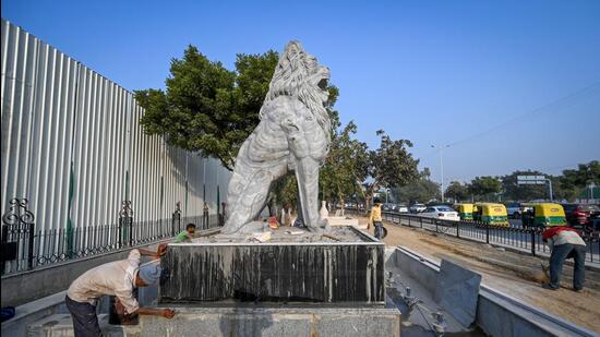 An installation being placed as a part of ongoing preparations for G20 summit next year. (Sanchit Khanna/HT Photo) An installation being placed as a part of ongoing preparations for G20 summit next year. (Sanchit Khanna/HT Photo)