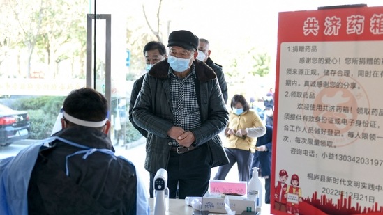 Covid In China: People register to collect medicine donated by merchants and residents for free at a public service center in Tonglu, in China's eastern Zhejiang province.(AFP)