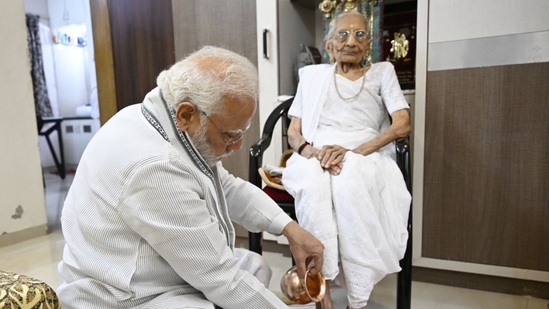 Modi was seen washing mother Heeraben Modi's legs to seek her blessings.(source:Twitter/@narendramodi)