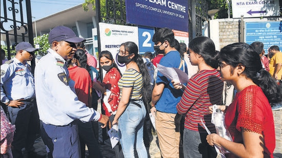 New Delhi, India - July 15, 2022: Students arrive to appear for the first slot of Common University Entrance Test for undergraduate admissions (CUET-UG) at North campus in New Delhi, India, on Friday, July 15, 2022. (Photo by Amal KS / Hindustan Times) (Hindustan Times)