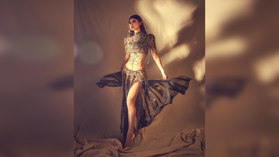 Mouni Roy flaunted her hourglass figure as she struck some million-dollar poses for the camera. (Instagram/@imouniroy)