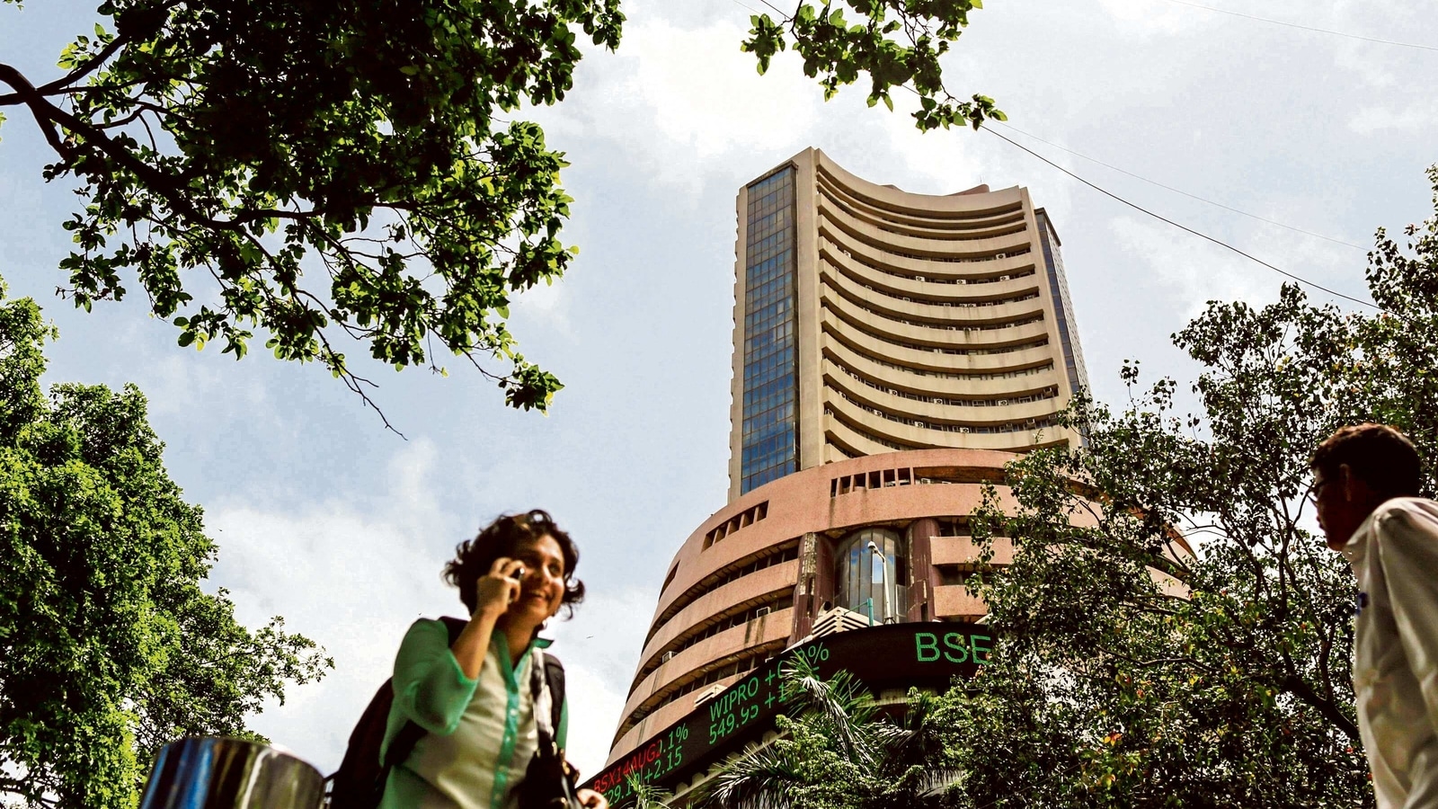 Sensex ends day 224 points in green at 61,134, Nifty advances to 18,191