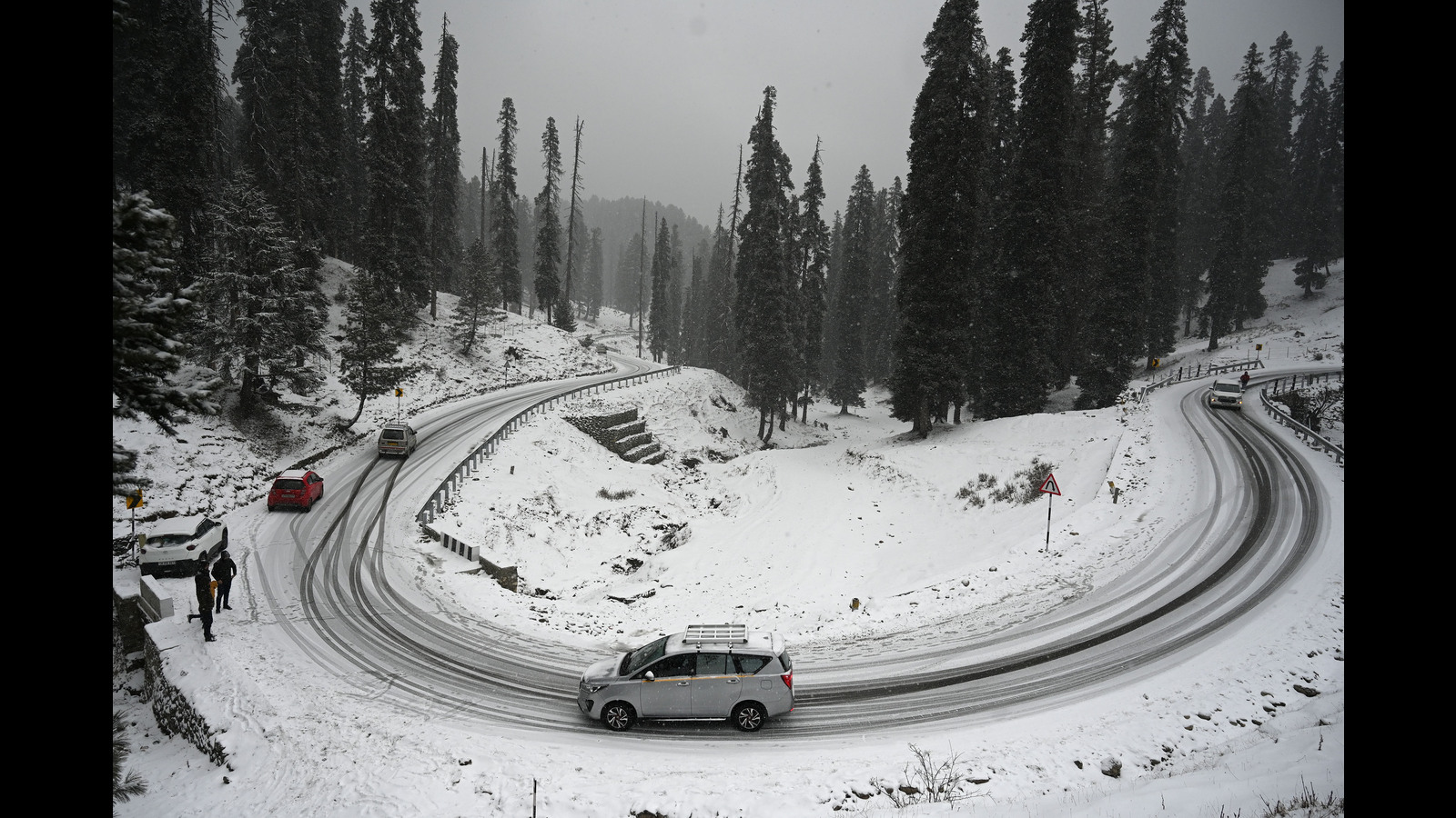 Srinagar receives season’s first snowfall Hindustan Times