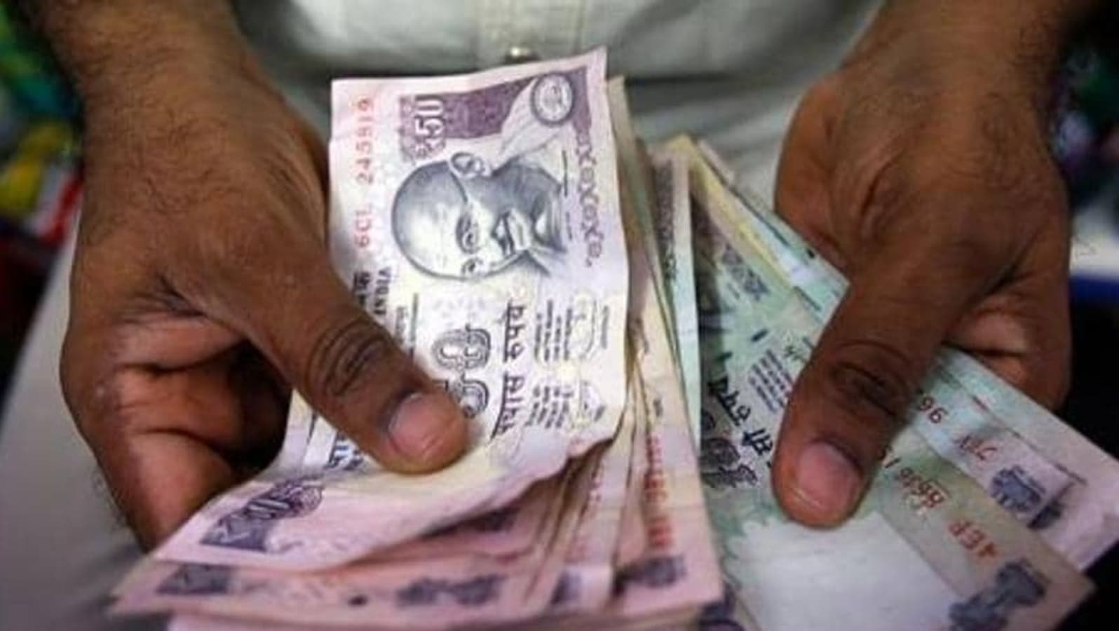 Rupee flat against US dollar in early trend, trades at ₹82.76 for 1 USD