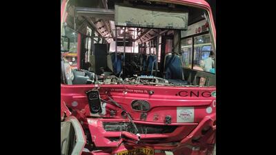 A Pune Mahanagar Parivahan Mahamandal Limited (PMPML) bus suffered a brake failure and rammed into several vehicles at Wakdewadi on Wednesday night (HT PHOTO)