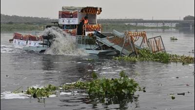 A trash skimmer starts working under the Yamuna Action Plan-III under the Namami Gange Project, Chhat Ghat, Delhi (Hindustan Times)