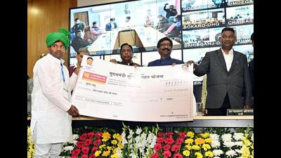 Chief minister Hemant Soren presents a cheque to a farmer during a programme to mark the three-year celebration of the Jharkhand government in Ranchi on Thursday. (ANI)