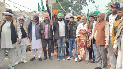 Farmers protest outside residences of CM Khattar, ministers over sugarcane SAP Farmers protest outside residences of CM Khattar, ministers over sugarcane SAP
