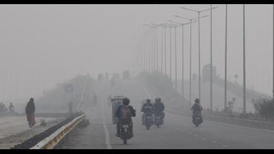 Low visibility in Patna on Thursday. (Santosh Kumar/HT Photo) Low visibility in Patna on Thursday. (Santosh Kumar/HT Photo)