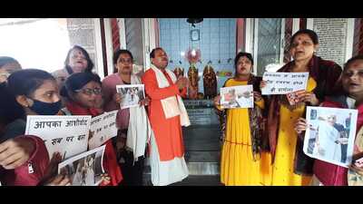 Some locals and an NGO organised recital of ‘Hanuman Chalisa’ at Ram Janki temple in Varanasi for speedy recovery of PM Modi’s ailing mother on Thursday. (HT photo)